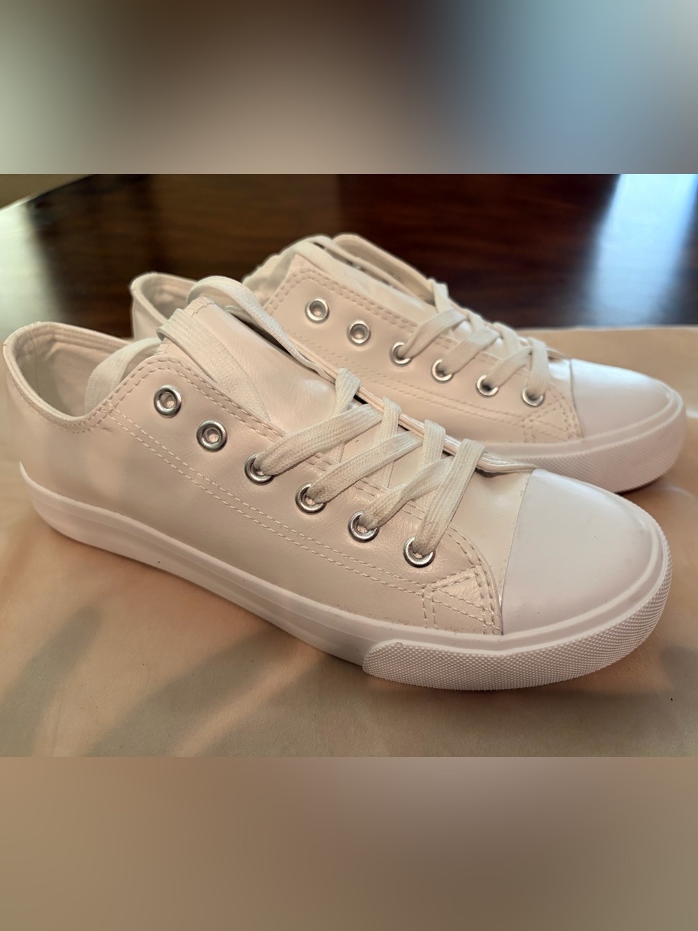 Classic White Low-Top Sneakers Gum Sole Size 8 NWOT